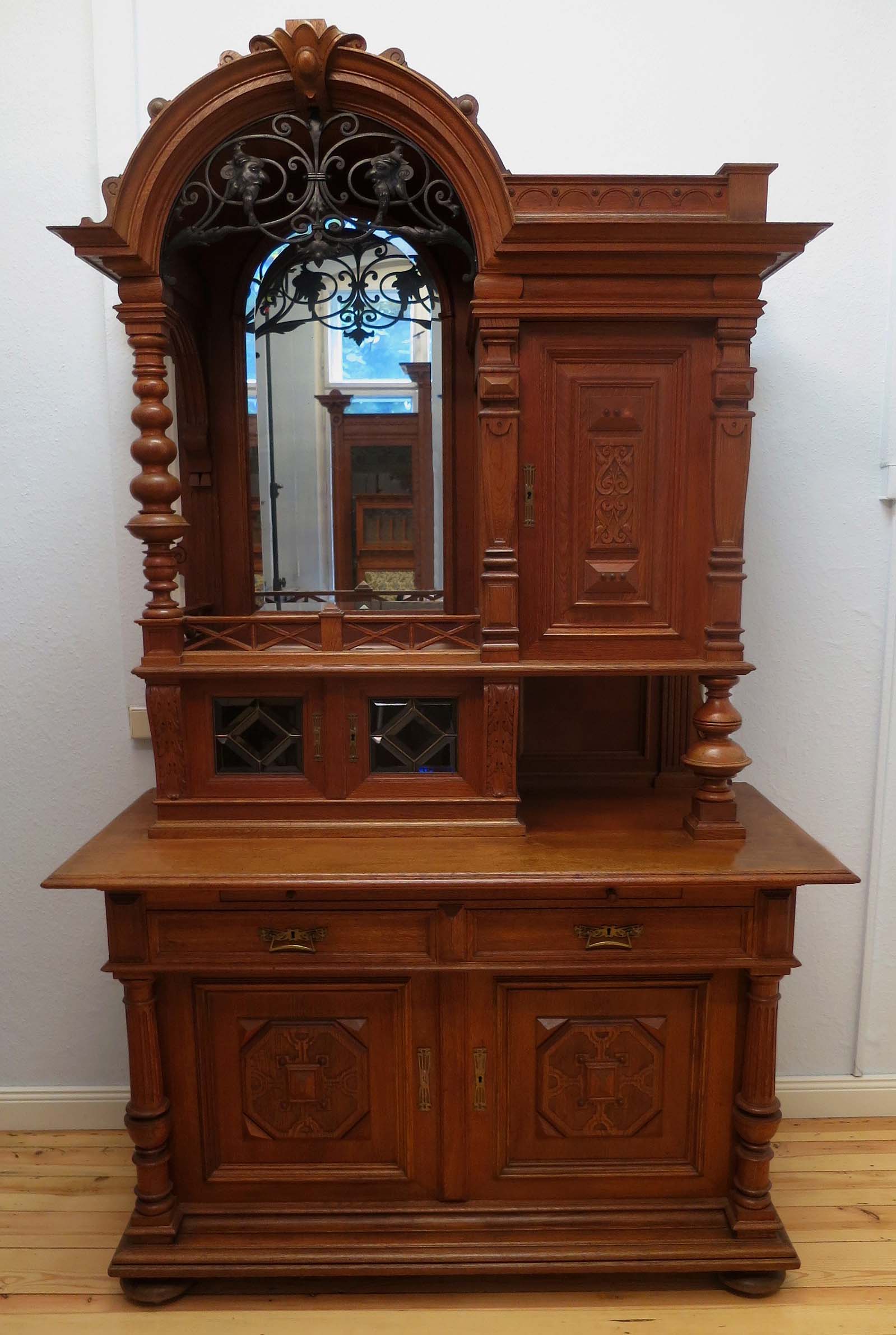 Gründerzeit Buffet mit handgeschmiedeten Zierwerk 1 Gründerzeit Buffet mit handgeschmiedeten Zierwerk