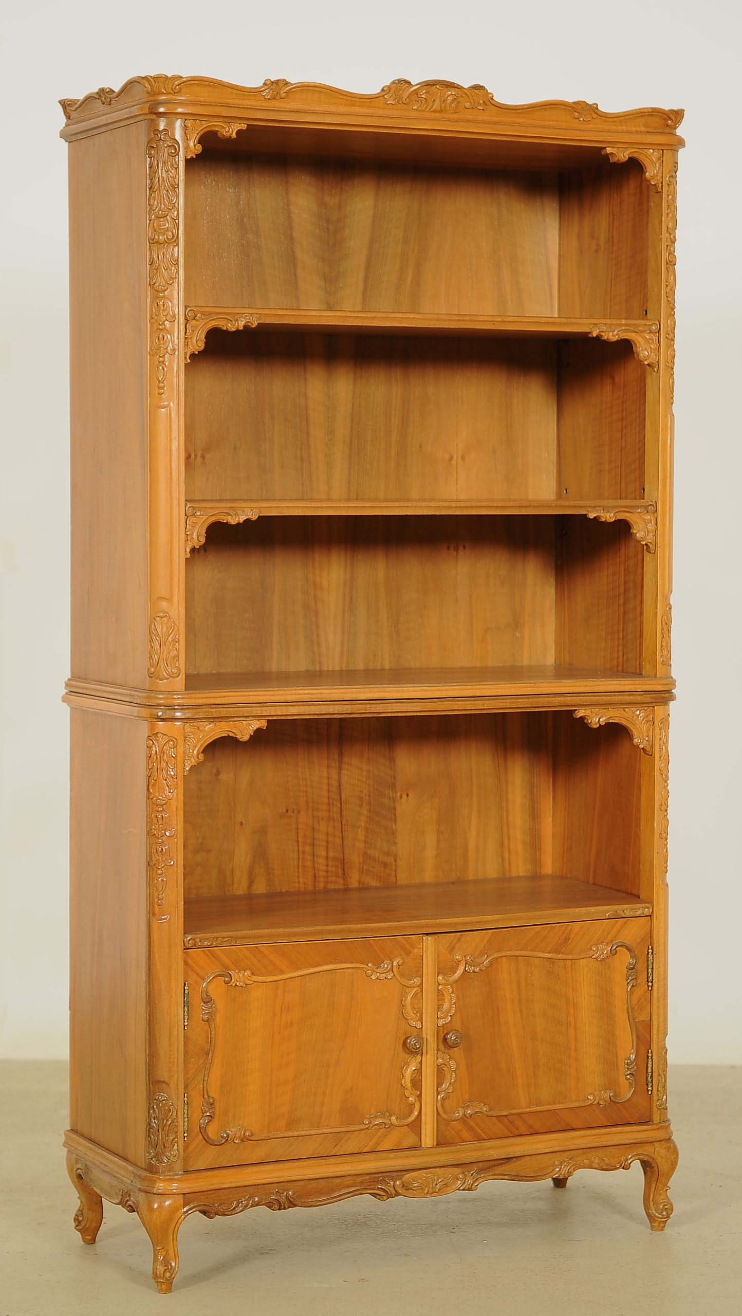 Offenes Chippendale Regal aus Nussbaum 2 Offenes Chippendale Regal aus Nussbaum