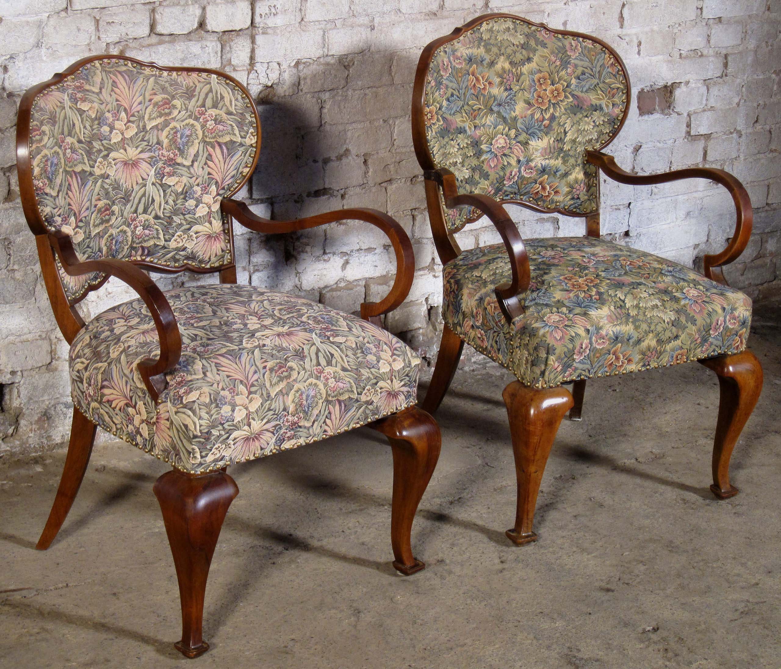 Zwei Sessel mit geschwungenen Beinen 3 Zwei Sessel mit geschwungenen Beinen