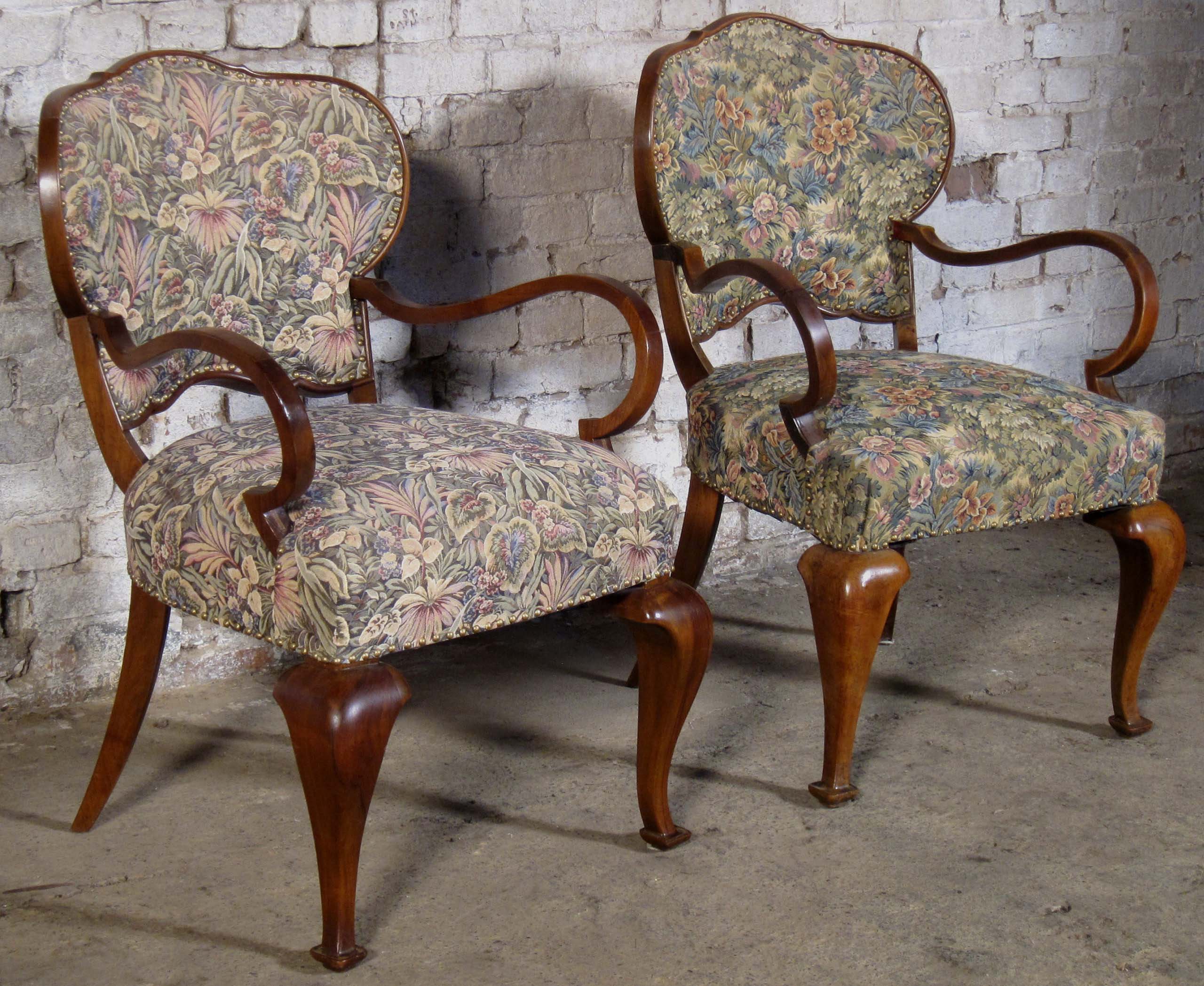 Zwei Sessel mit geschwungenen Beinen 4 Zwei Sessel mit geschwungenen Beinen