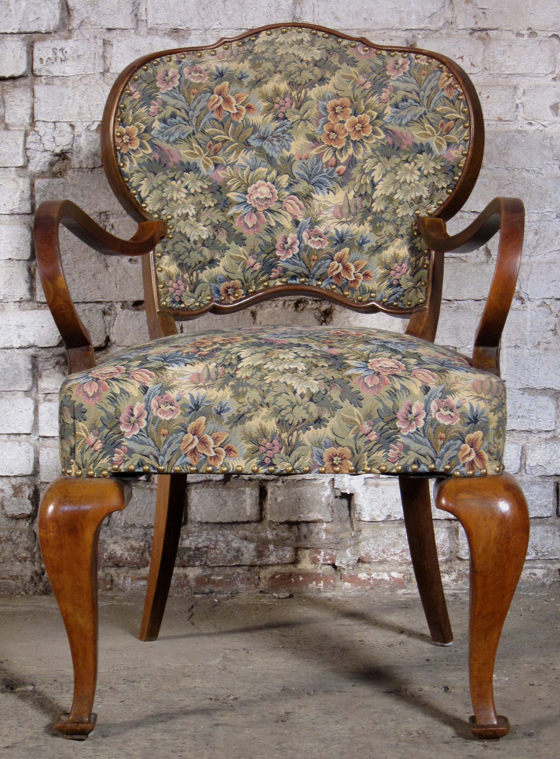 Zwei Sessel mit geschwungenen Beinen 5 Zwei Sessel mit geschwungenen Beinen