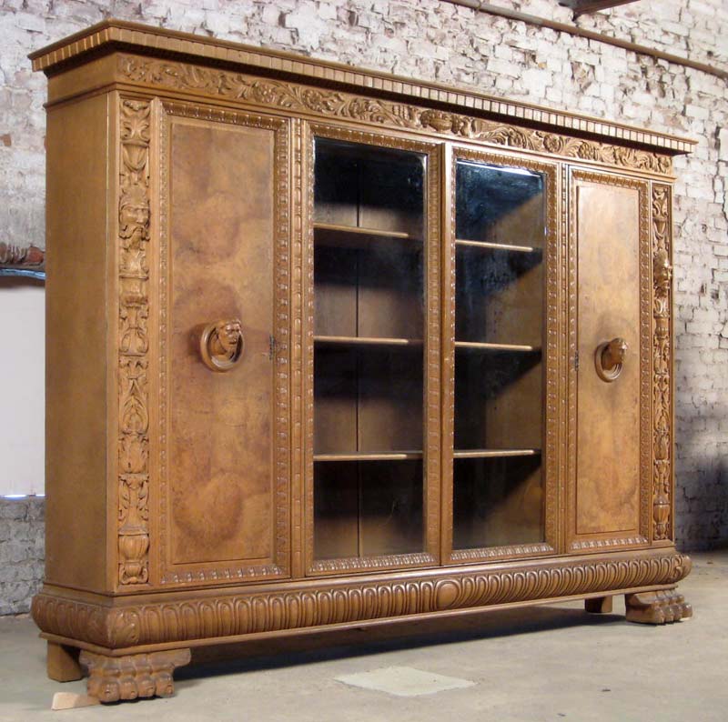 Neorenaissance Bücherschrank aus Nussbaum 3 Neorenaissance Bücherschrank aus Nussbaum