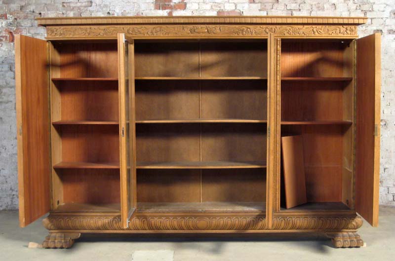 Neorenaissance Bücherschrank aus Nussbaum 6 Neorenaissance Bücherschrank aus Nussbaum