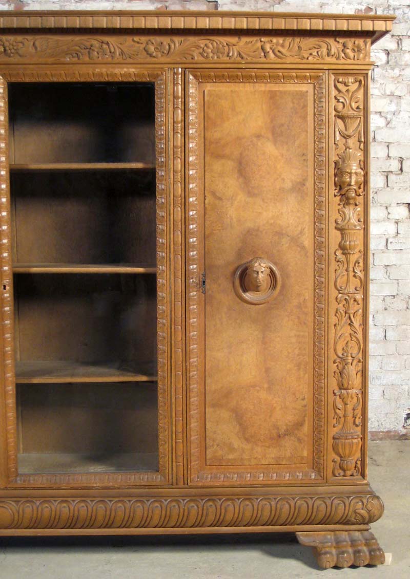 Neorenaissance Bücherschrank aus Nussbaum 8 Neorenaissance Bücherschrank aus Nussbaum