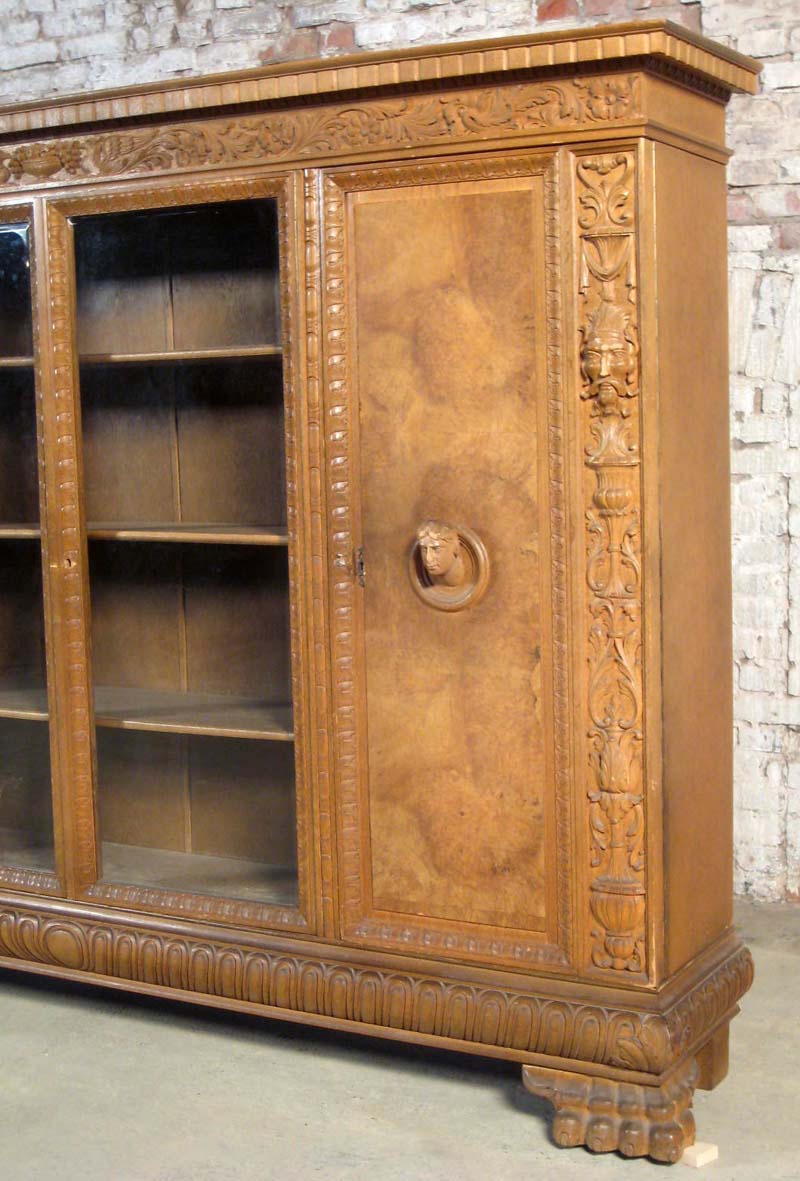 Neorenaissance Bücherschrank aus Nussbaum 9 Neorenaissance Bücherschrank aus Nussbaum