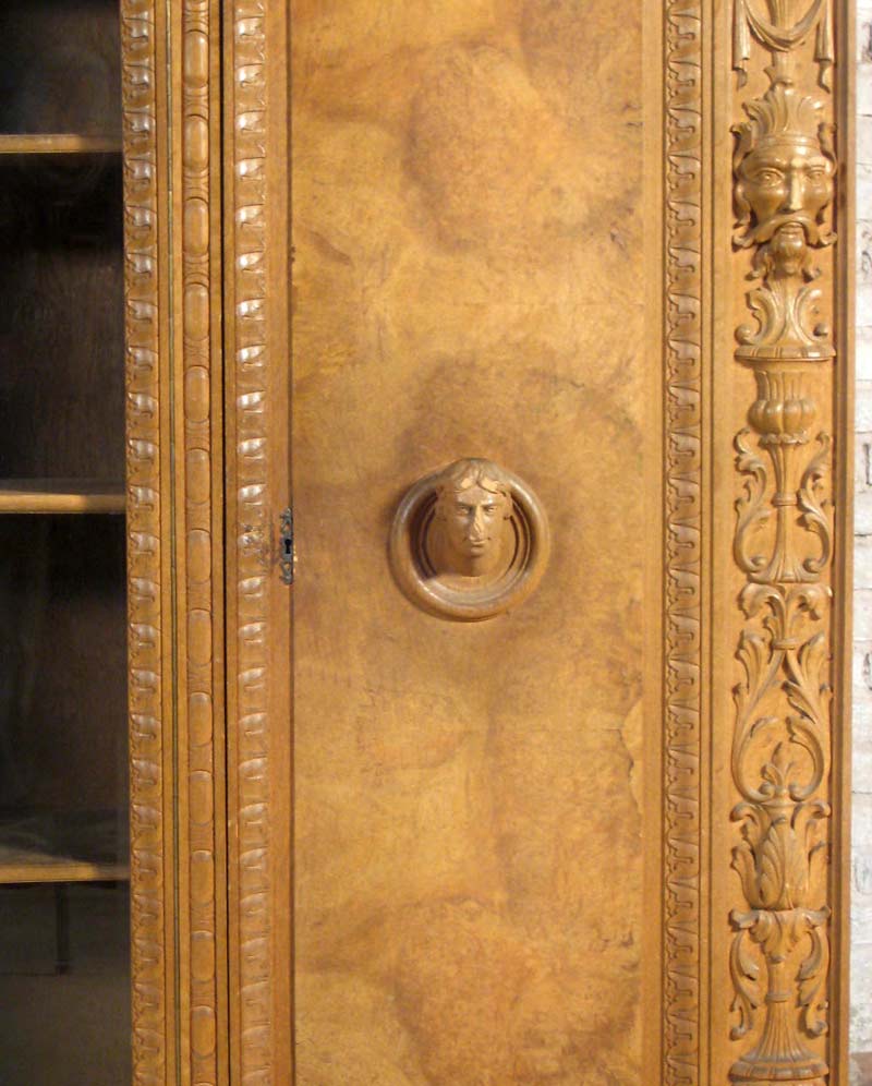 Neorenaissance Bücherschrank aus Nussbaum 10 Neorenaissance Bücherschrank aus Nussbaum