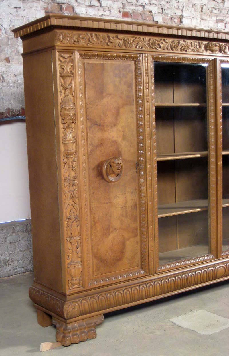 Neorenaissance Bücherschrank aus Nussbaum 11 Neorenaissance Bücherschrank aus Nussbaum