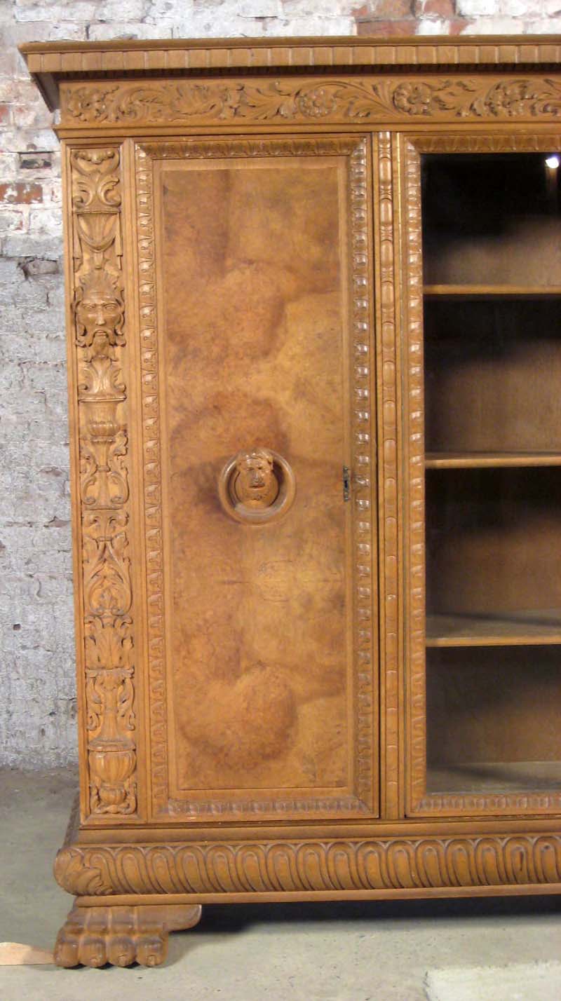 Neorenaissance Bücherschrank aus Nussbaum 12 Neorenaissance Bücherschrank aus Nussbaum