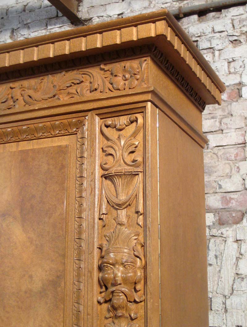 Neorenaissance Bücherschrank aus Nussbaum 16 Neorenaissance Bücherschrank aus Nussbaum