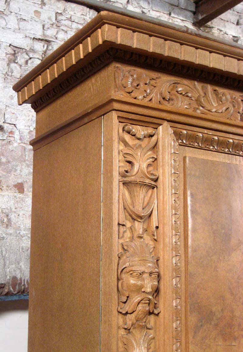 Neorenaissance Bücherschrank aus Nussbaum 17 Neorenaissance Bücherschrank aus Nussbaum