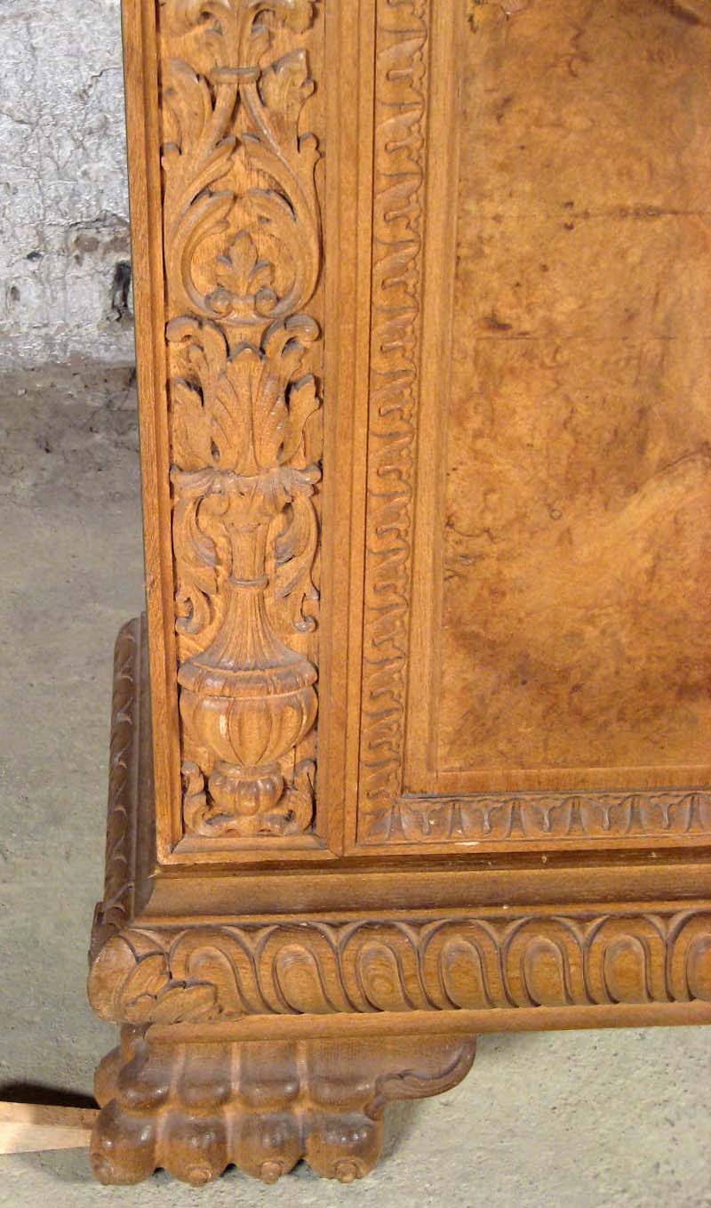 Neorenaissance Bücherschrank aus Nussbaum 20 Neorenaissance Bücherschrank aus Nussbaum