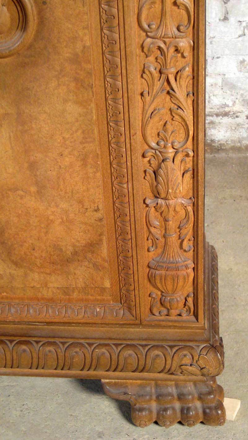 Neorenaissance Bücherschrank aus Nussbaum 23 Neorenaissance Bücherschrank aus Nussbaum