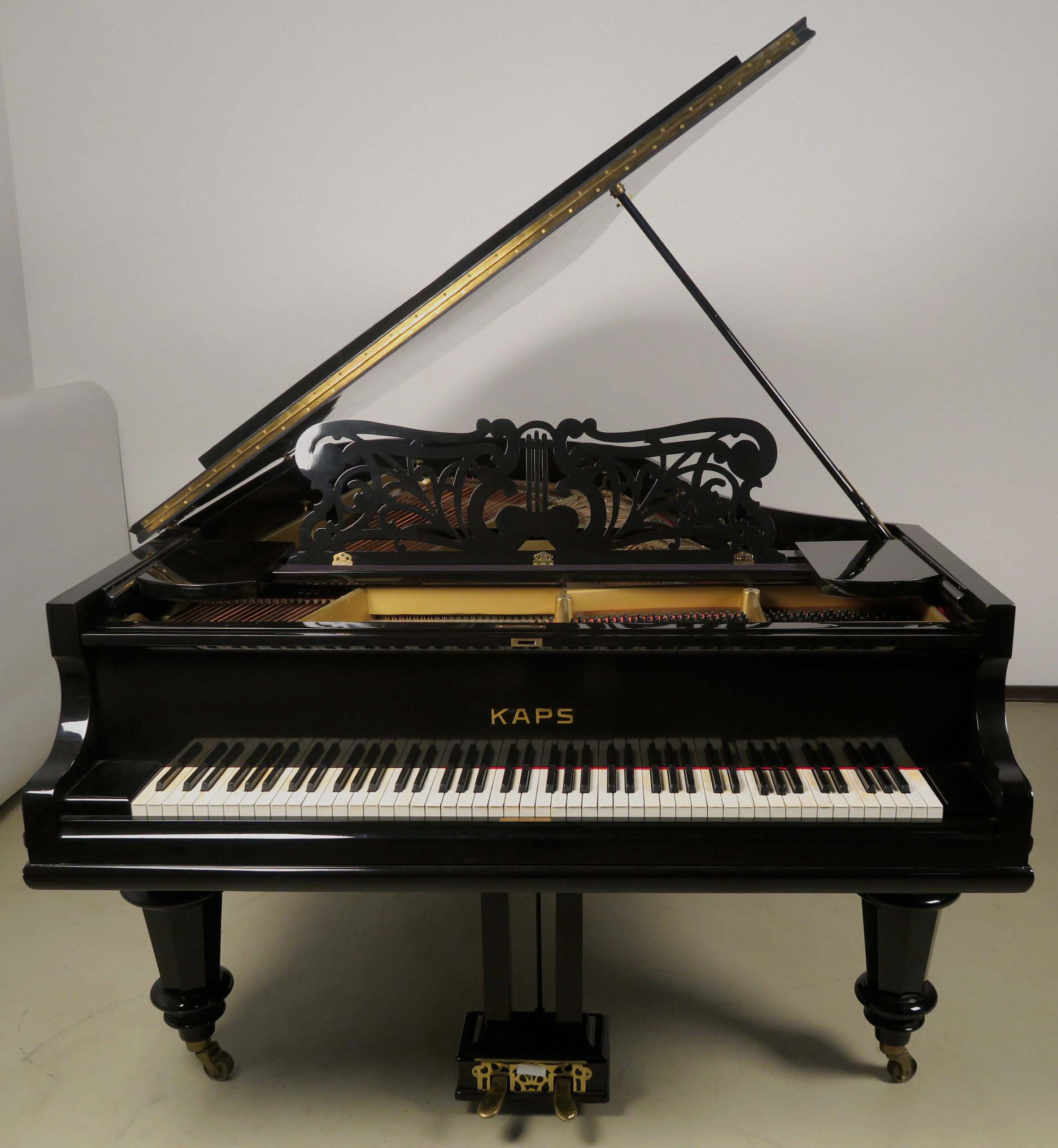 Schwarzer Kaps Flügel mit Hocker 1 Schwarzer Kaps Flügel mit Hocker