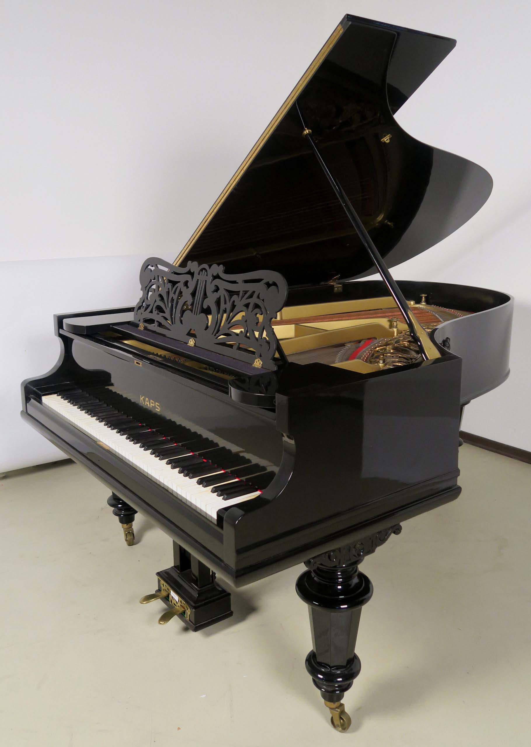 Schwarzer Kaps Flügel mit Hocker 2 Schwarzer Kaps Flügel mit Hocker