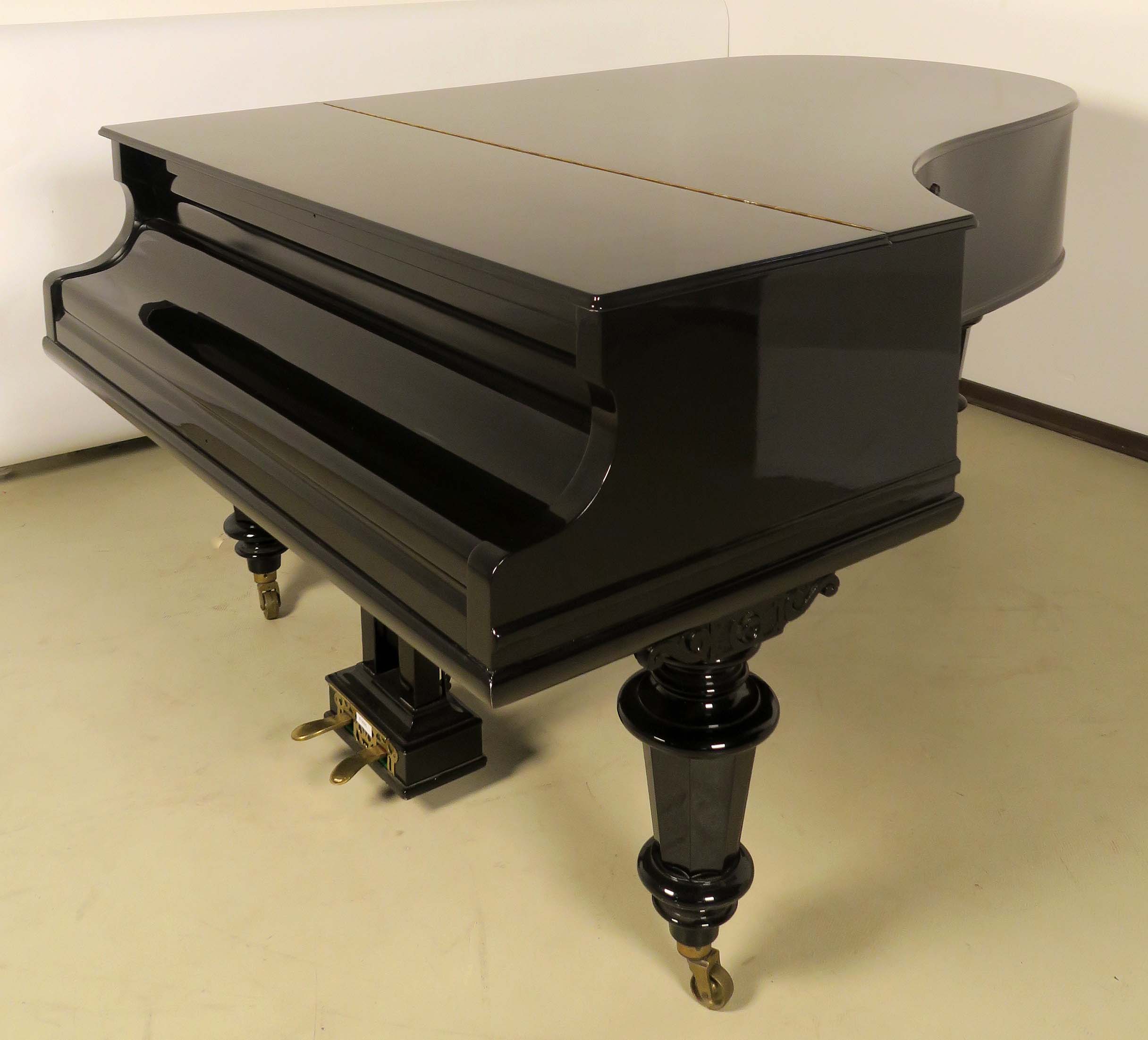 Schwarzer Kaps Flügel mit Hocker 4 Schwarzer Kaps Flügel mit Hocker