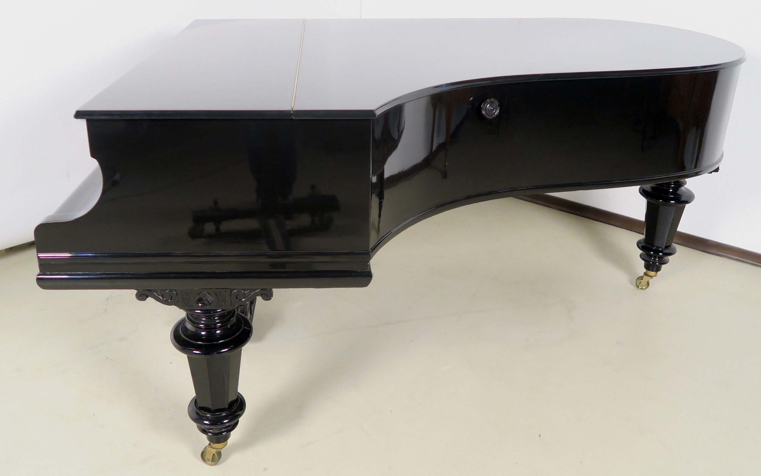 Schwarzer Kaps Flügel mit Hocker 5 Schwarzer Kaps Flügel mit Hocker