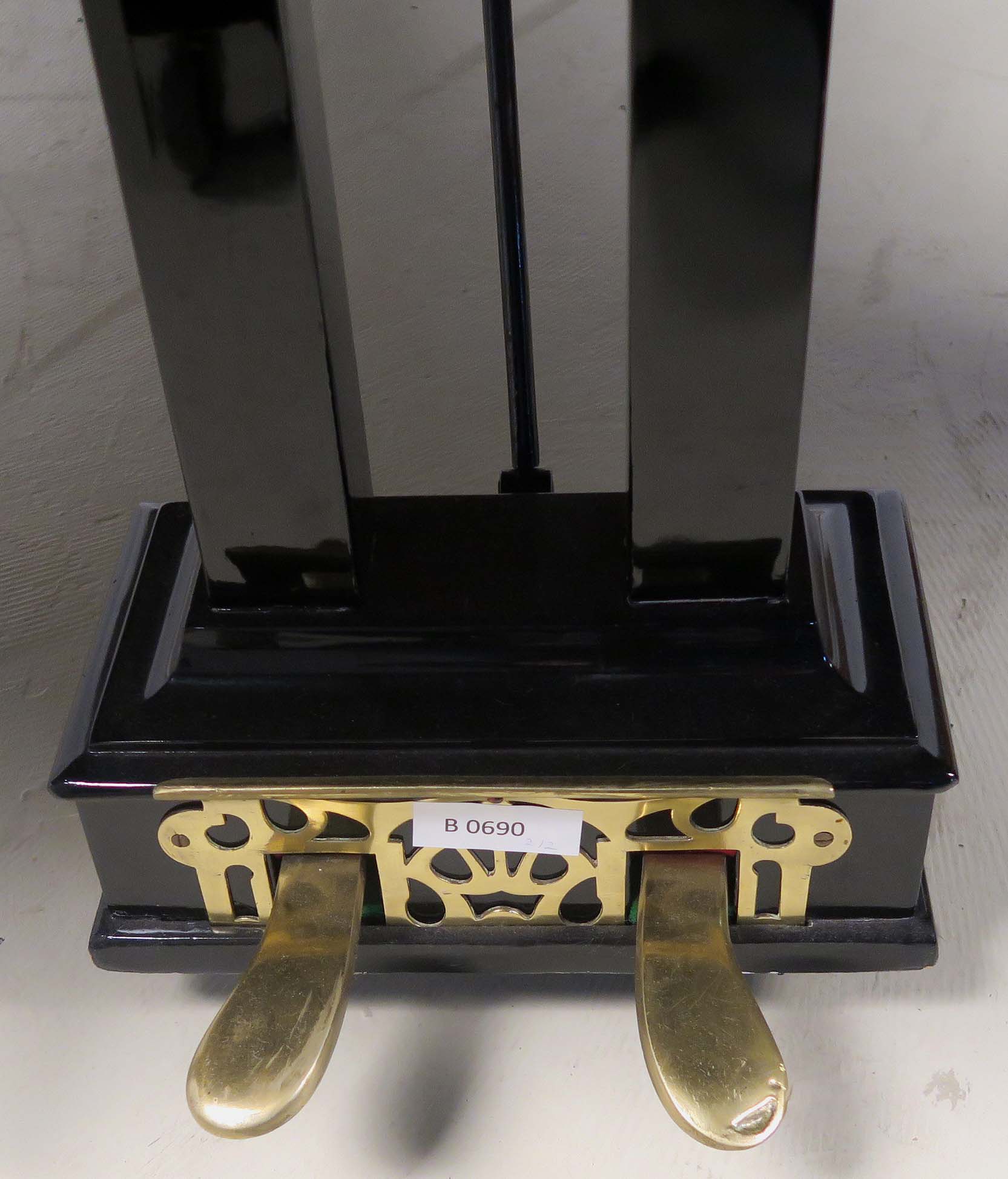 Schwarzer Kaps Flügel mit Hocker 6 Schwarzer Kaps Flügel mit Hocker