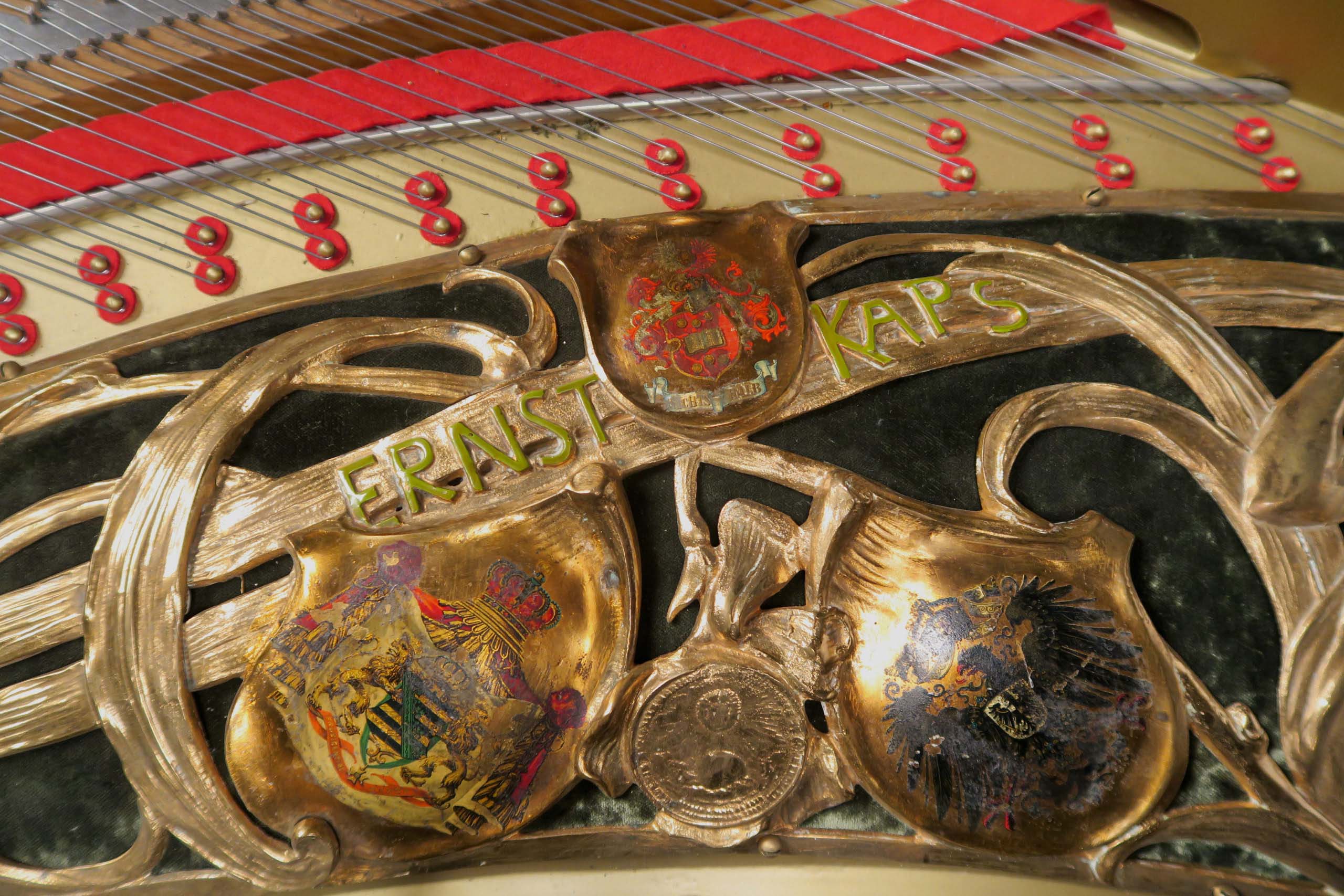 Schwarzer Kaps Flügel mit Hocker 10 Schwarzer Kaps Flügel mit Hocker