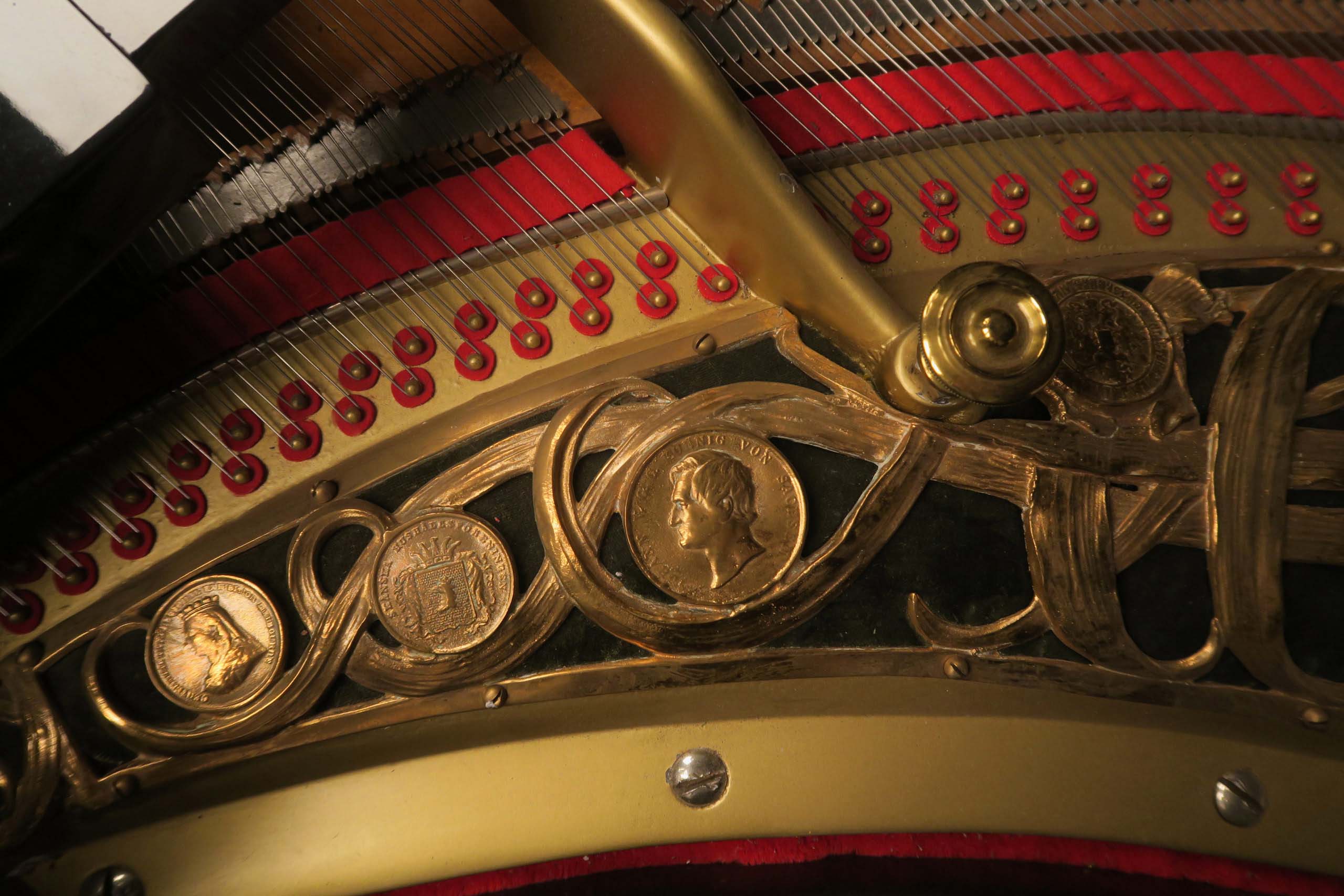 Schwarzer Kaps Flügel mit Hocker 11 Schwarzer Kaps Flügel mit Hocker