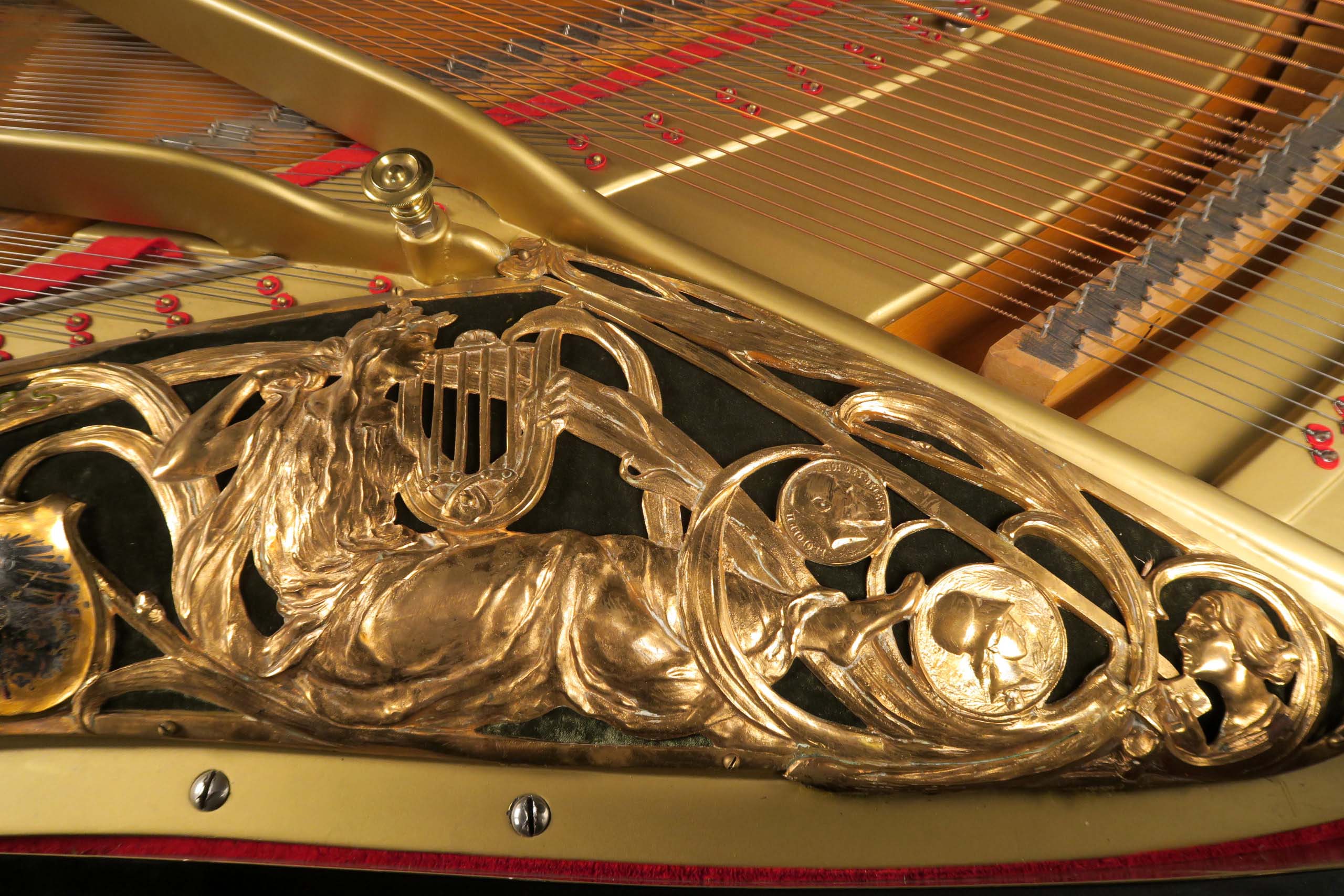 Schwarzer Kaps Flügel mit Hocker 12 Schwarzer Kaps Flügel mit Hocker