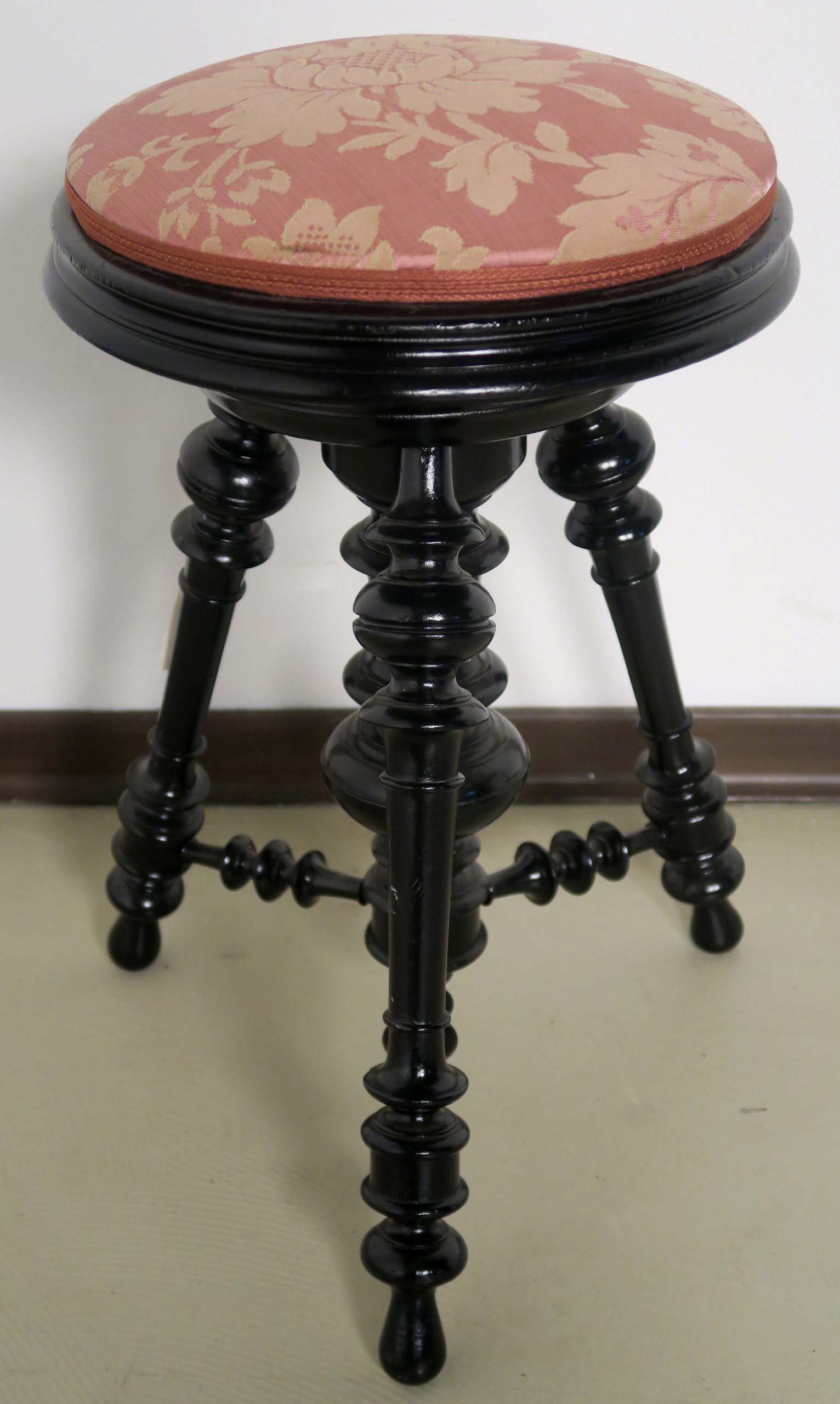 Schwarzer Kaps Flügel mit Hocker 15 Schwarzer Kaps Flügel mit Hocker