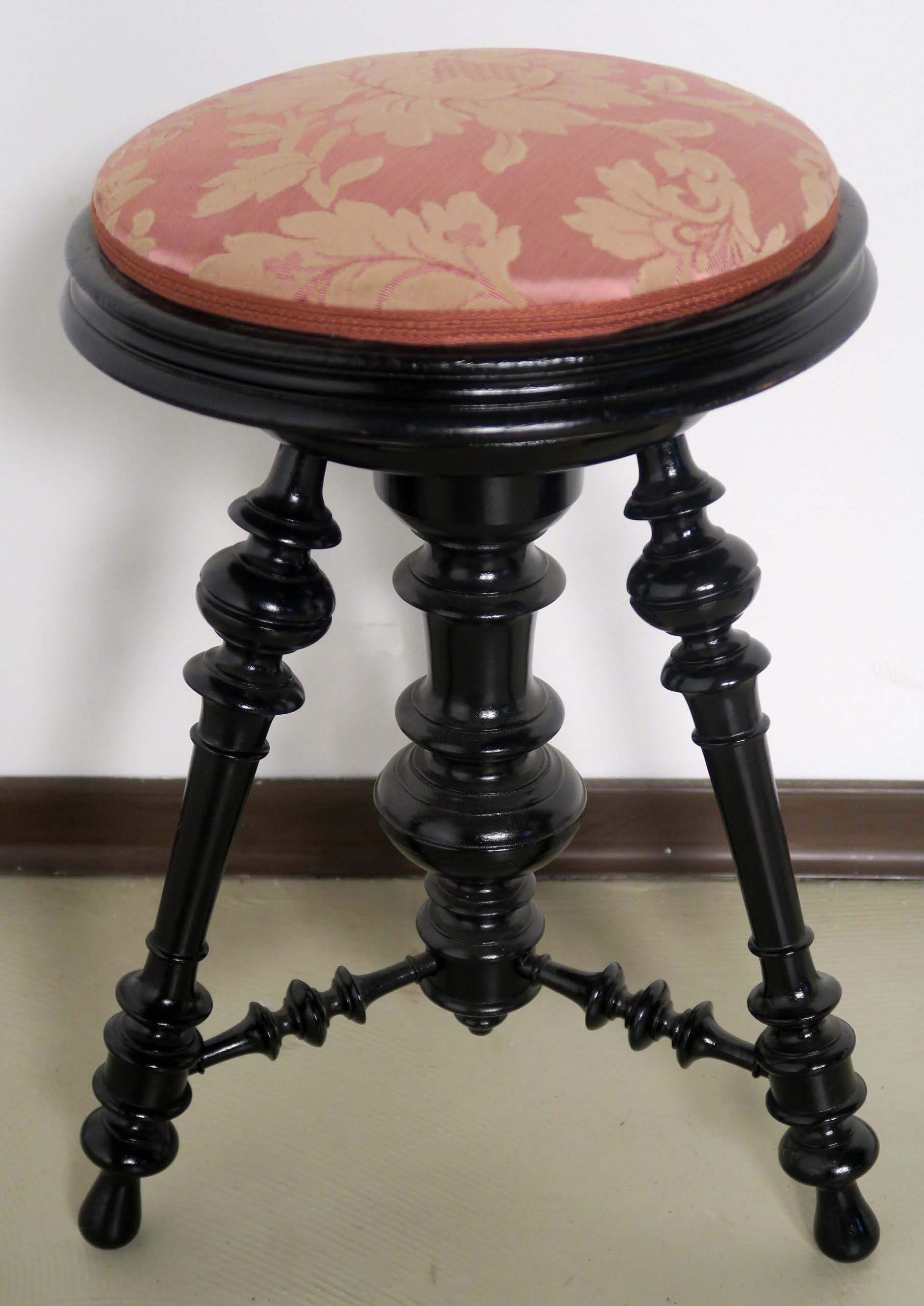 Schwarzer Kaps Flügel mit Hocker 16 Schwarzer Kaps Flügel mit Hocker