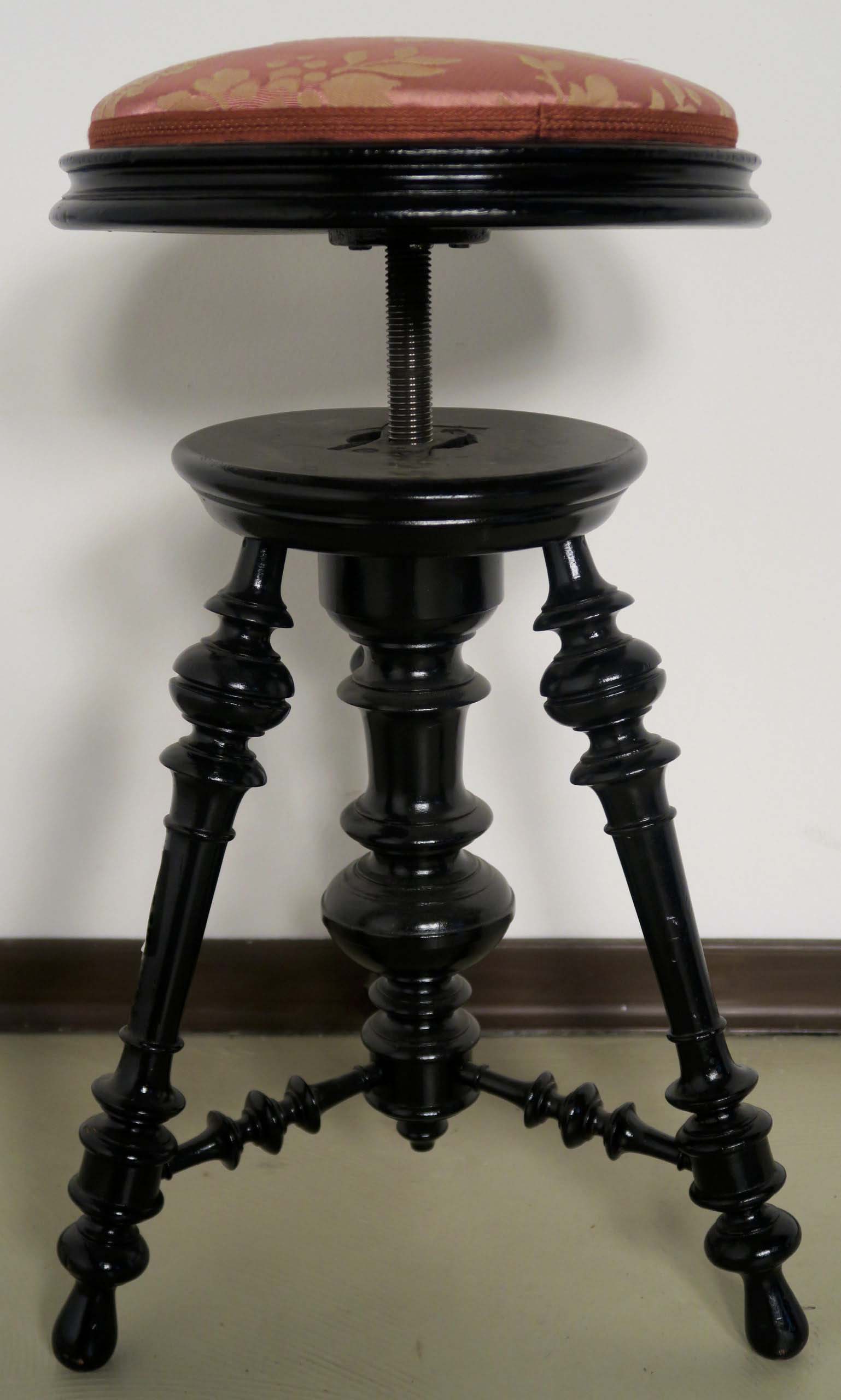 Schwarzer Kaps Flügel mit Hocker 17 Schwarzer Kaps Flügel mit Hocker