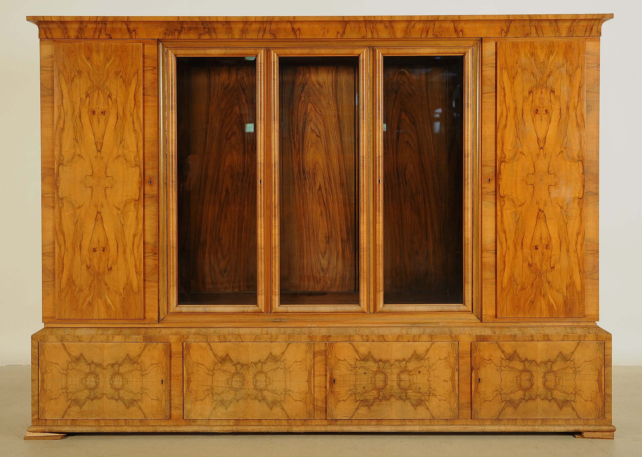 Art Deco Bücherschrank mit interessantem Furnierbild 1 Art Deco Bücherschrank mit interessantem Furnierbild