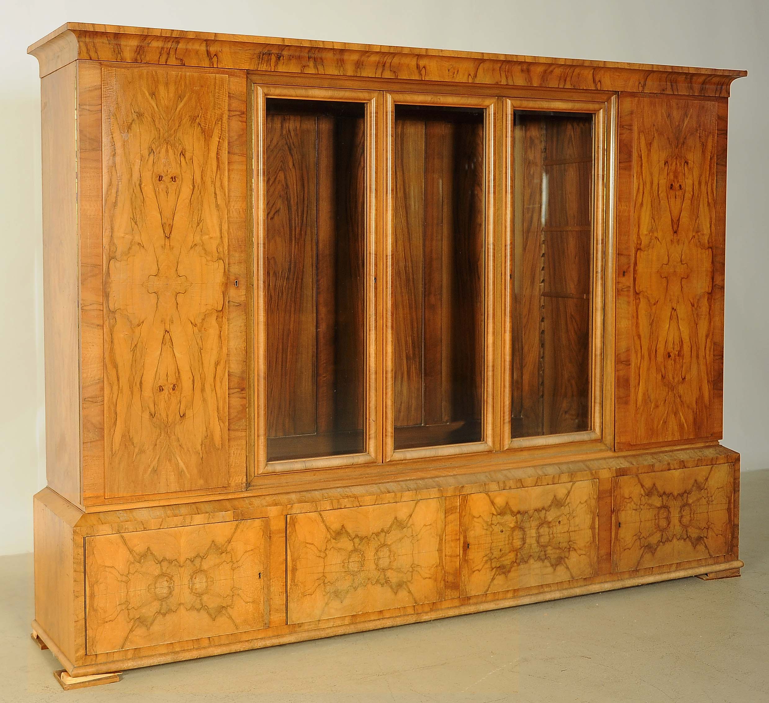 Art Deco Bücherschrank mit interessantem Furnierbild 2 Art Deco Bücherschrank mit interessantem Furnierbild