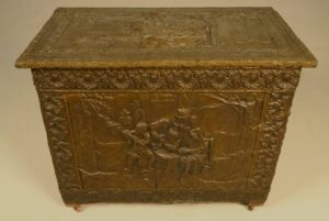 Truhe mit Blechbeschlagwerk