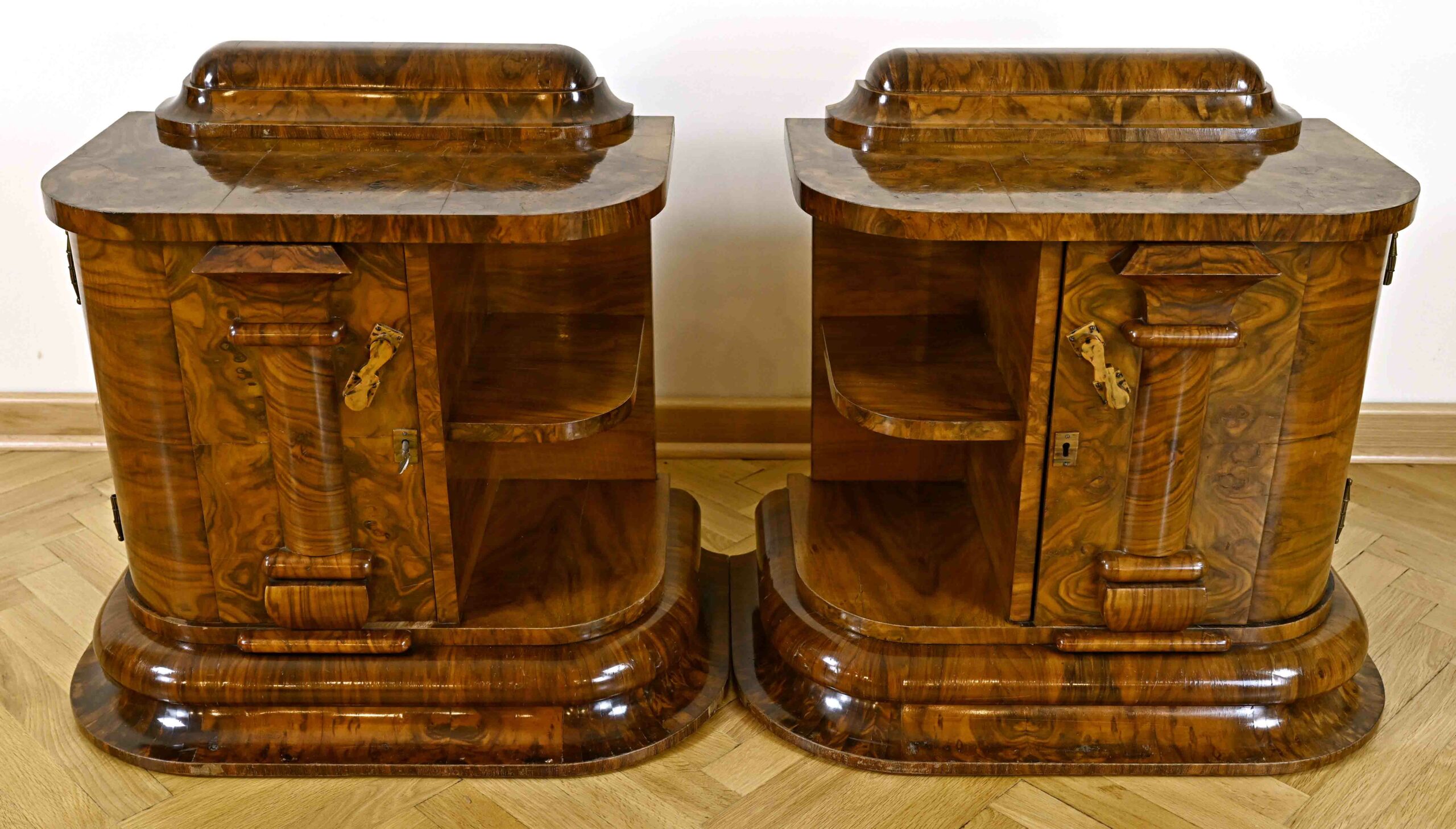 3676-Ausgefallene Beistellschränkchen aus dem Art Déco-01