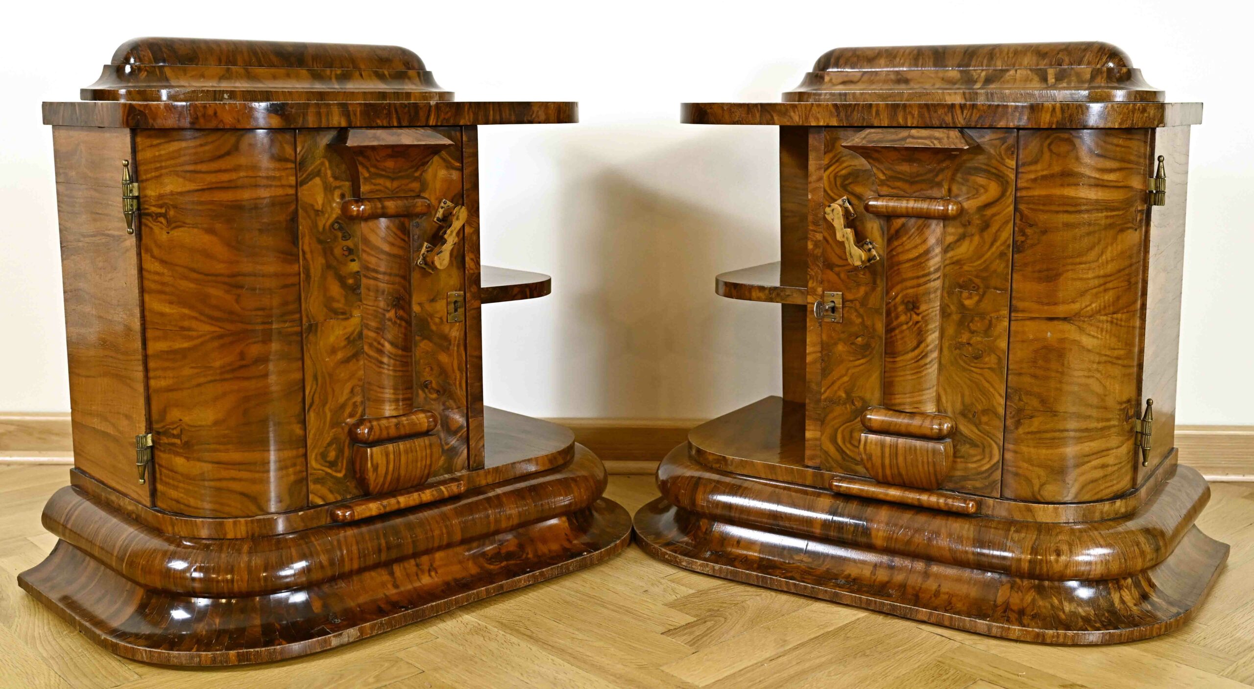 3676-Ausgefallene Beistellschränkchen aus dem Art Déco-02