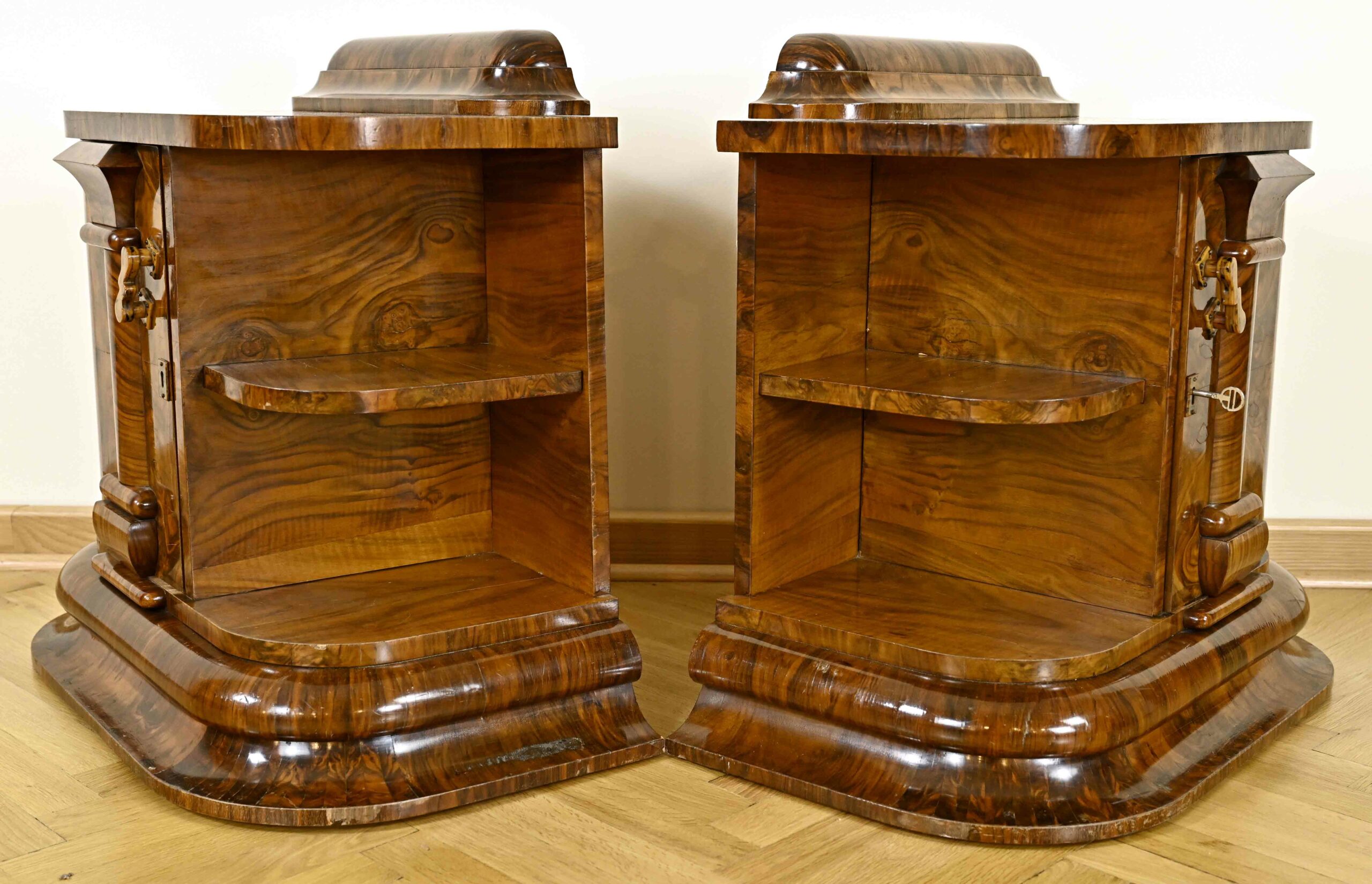 3676-Ausgefallene Beistellschränkchen aus dem Art Déco-04