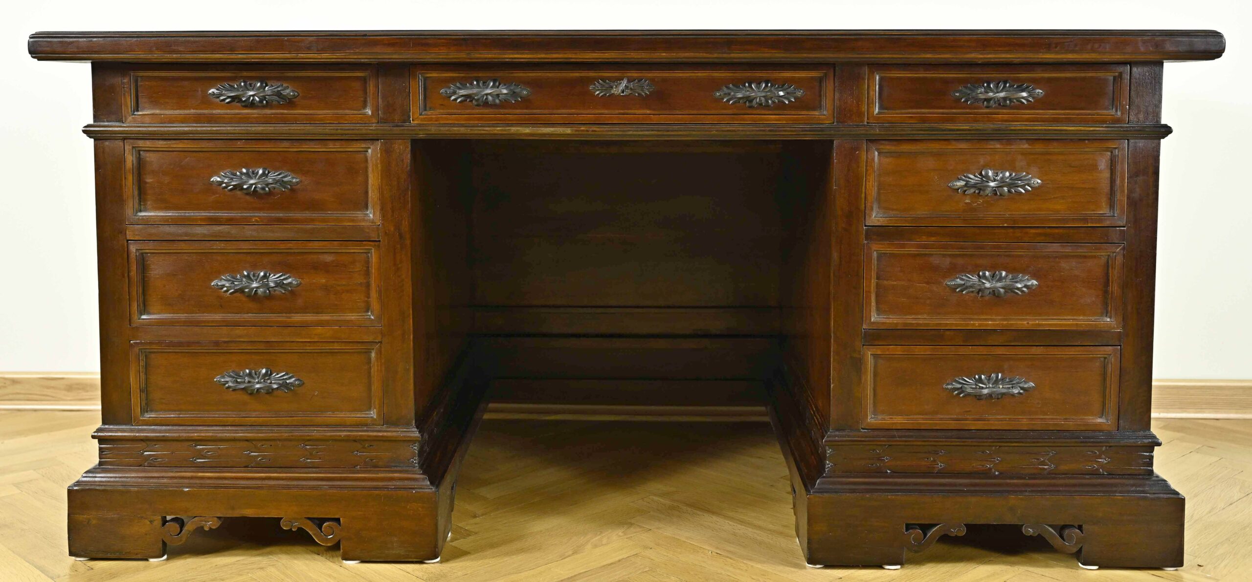 4029-Schreibtisch aus dem Historismus mit Freimaurer Ornamentik-01