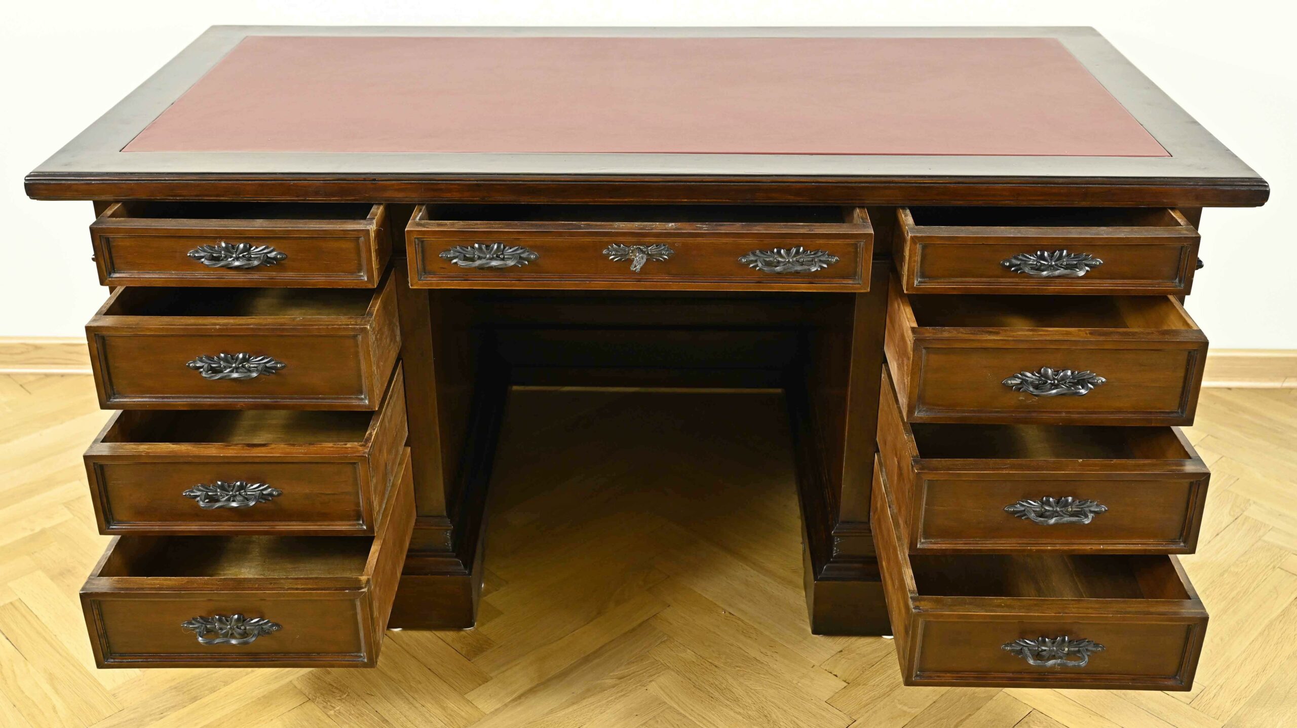 4029-Schreibtisch aus dem Historismus mit Freimaurer Ornamentik-02