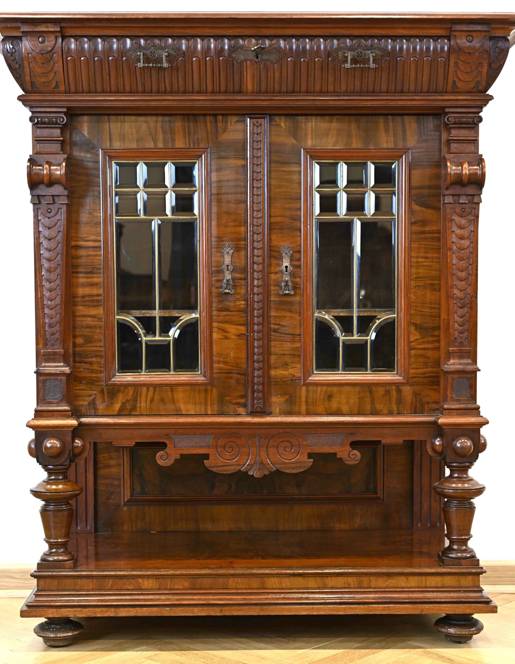 3706-Elegantes Groschkus Vertiko-03