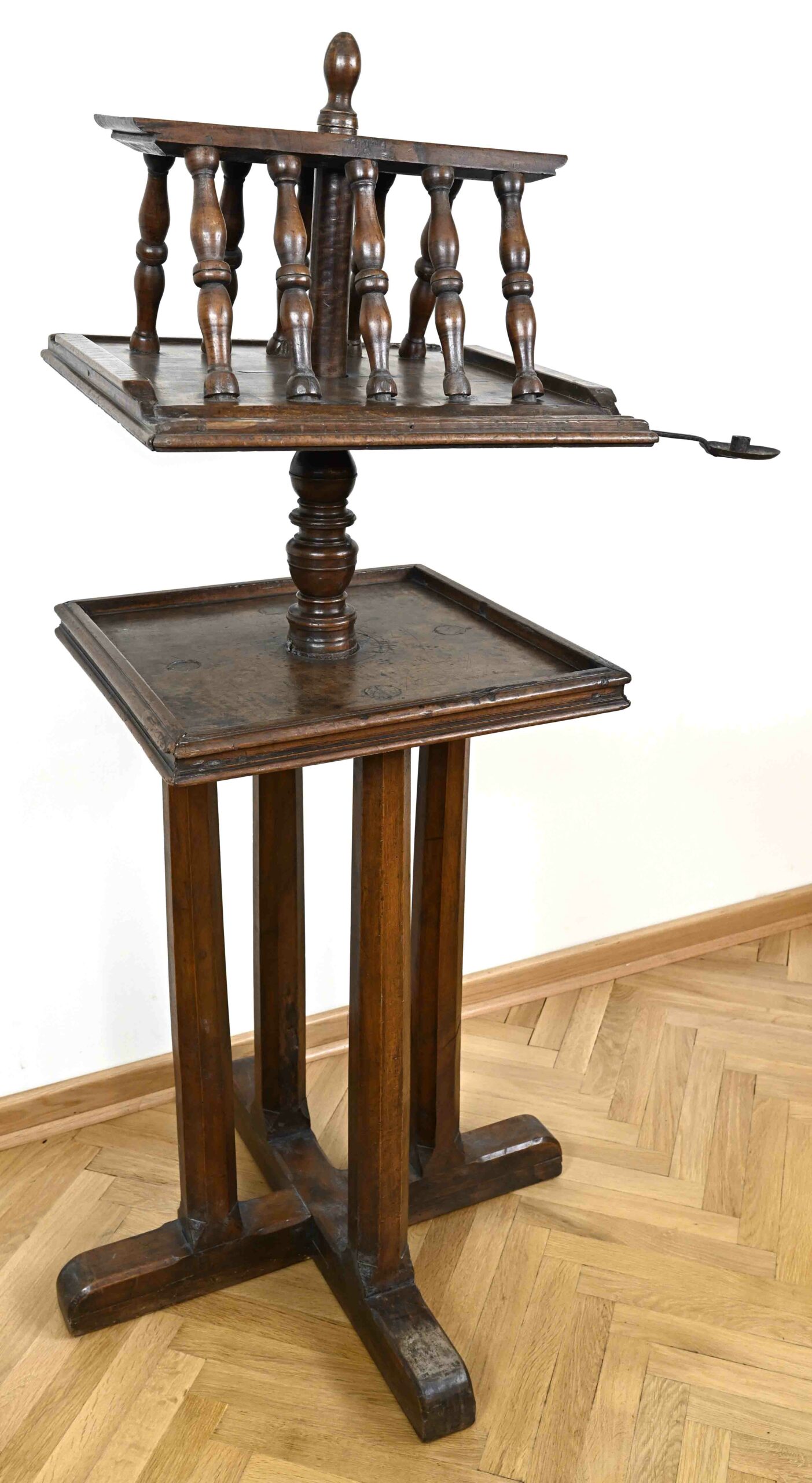 3736-Gotisches Lesepult aus Italien-02